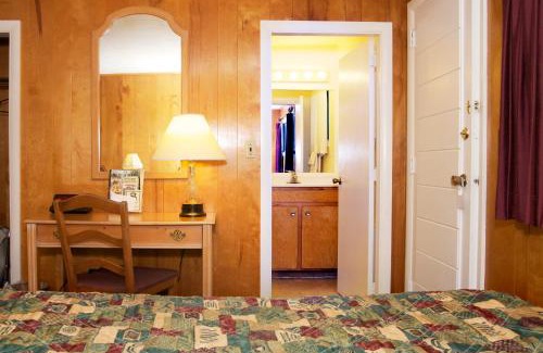 West Lebanon Hotel | Relax at Sunset Motor Inn with Breakfast and Hot Tub