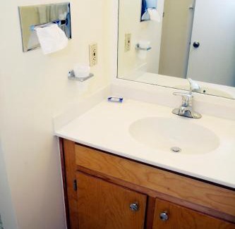 West Lebanon Hotel | Relax at Sunset Motor Inn with Breakfast and Hot Tub