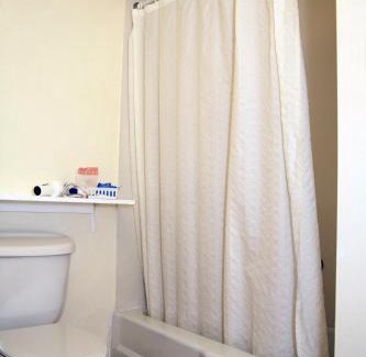 West Lebanon Hotel | Relax at Sunset Motor Inn with Breakfast and Hot Tub