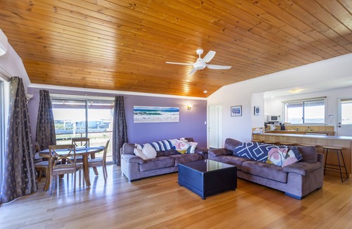 Ledge Point House | Oceanfront Paradise at Sunset Oddes-sea with Breakfast