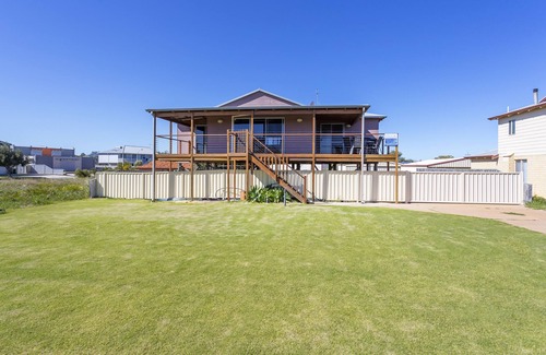 Ledge Point House | Oceanfront Paradise at Sunset Oddes-sea with Breakfast