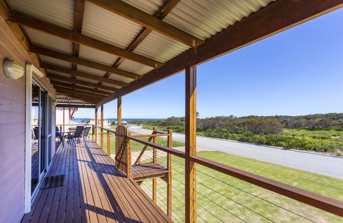 Ledge Point House | Oceanfront Paradise at Sunset Oddes-sea with Breakfast