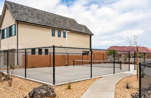 Washington County House | Relaxing Stay at Sunset on Sage #37 with Pool & Breakfast