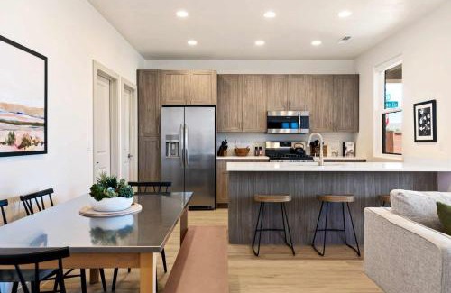 Washington County House | Relaxing Stay at Sunset on Sage #37 with Pool & Breakfast