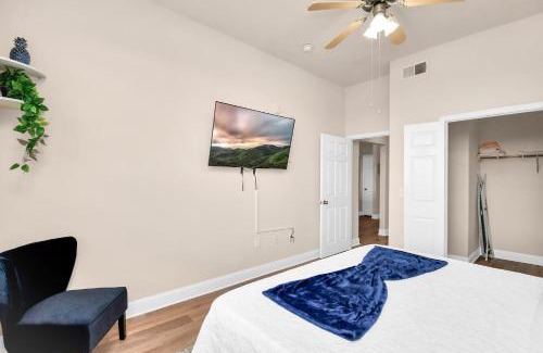 Houston Apartment | Sunset Paradise - 1BR-NRG-Med Center-Galleria