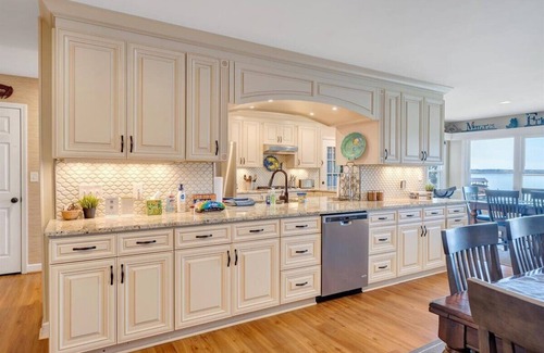 Huddleston House | Relax at Sunset Paradise: Lake Views & Family-Friendly Fun