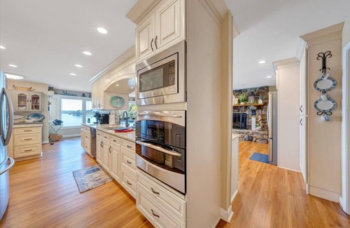 Huddleston House | Relax at Sunset Paradise: Lake Views & Family-Friendly Fun