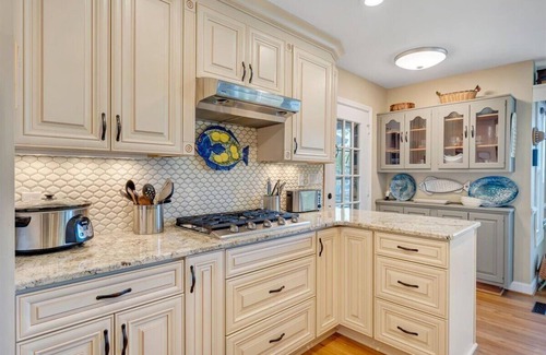 Huddleston House | Relax at Sunset Paradise: Lake Views & Family-Friendly Fun