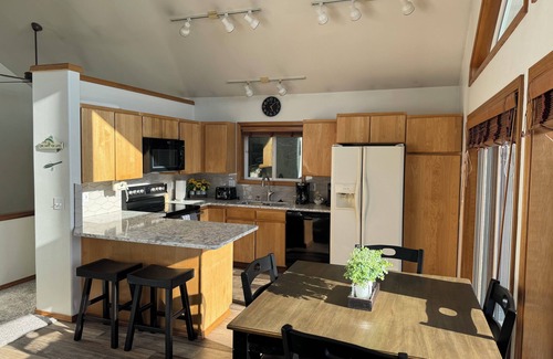 Ketchikan House | Experience Sunset Paradise with Ocean Views and Family Fun
