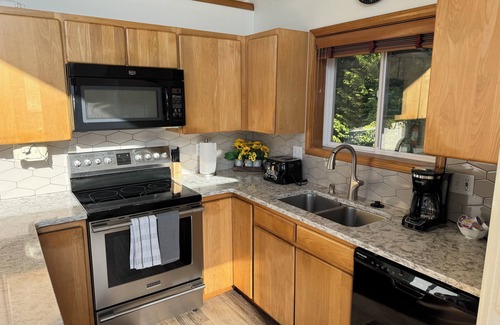 Ketchikan House | Experience Sunset Paradise with Ocean Views and Family Fun