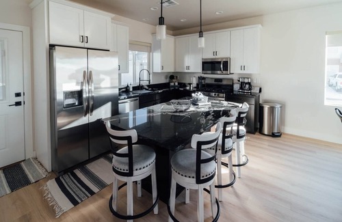 Hildale House | Sunset Place , So Zion 4Bed, 3Bath, Hot Tub, Deck, Fire Pit