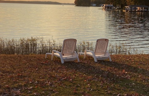 Henrico House | Serene Sunset Point: Handicapped Friendly with Scenic Views