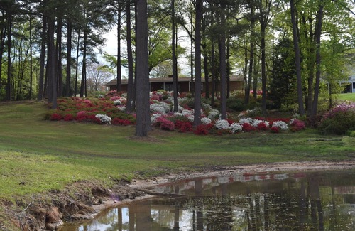 Henrico House | Serene Sunset Point: Handicapped Friendly with Scenic Views