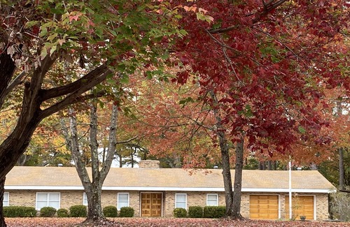 Henrico House | Serene Sunset Point: Handicapped Friendly with Scenic Views