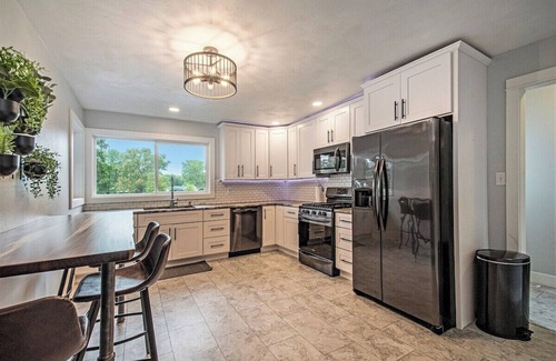 Wyatt House | Sunset Point: Spacious 4-bedroom house in Elkhart with WiFi, AC, Swim Spa