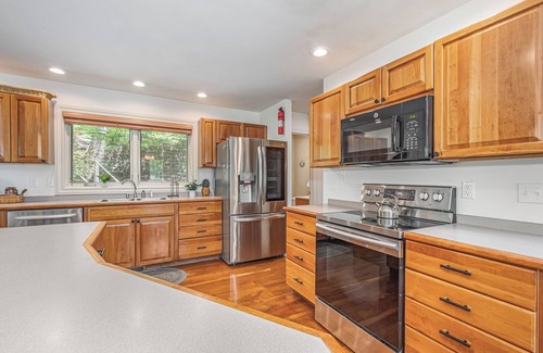 Oakland Cottage | Cozy Escape at Sunset Pointe with Lake Views & Spa Amenities