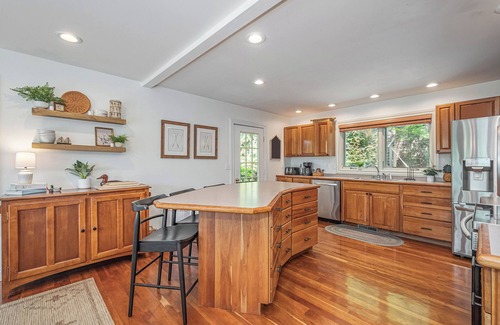 Oakland Cottage | Cozy Escape at Sunset Pointe with Lake Views & Spa Amenities