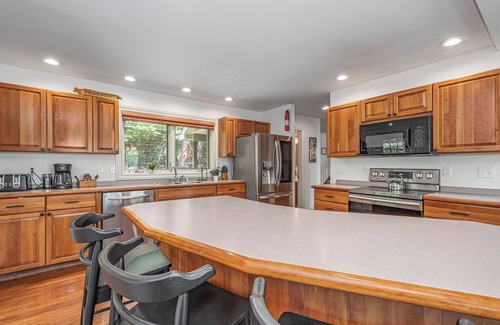 Oakland Cottage | Cozy Escape at Sunset Pointe with Lake Views & Spa Amenities