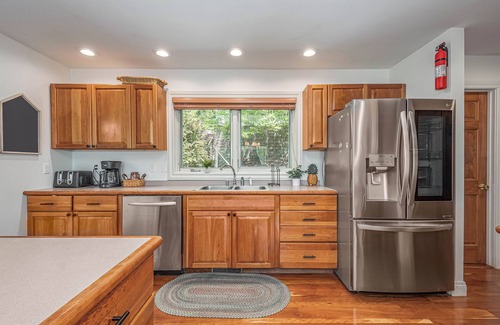 Oakland Cottage | Cozy Escape at Sunset Pointe with Lake Views & Spa Amenities