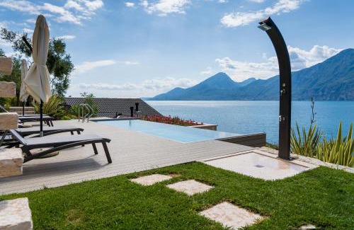 Brenzone sul Garda Apartment | Inviting Sunset Residence: 4-Star with Ocean Views