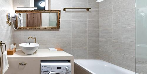 Fonyodliget Apartment | Relax at Sunset Resort 311 with Oceanfront Bliss