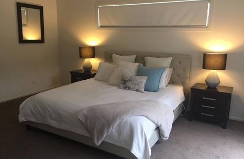 Mount Eliza House | Unwind at Sunset Resort Guest Suite with Pool & Spa