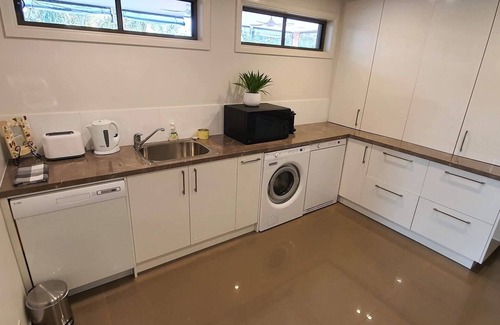 Mount Eliza House | Unwind at Sunset Resort Guest Suite with Pool & Spa