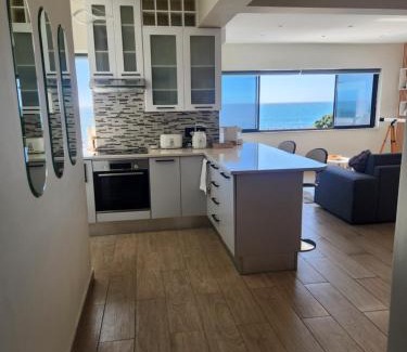 Mouille Point Apartment | Beachfront Bay Point Retreat: Guest Rated 9.4/10