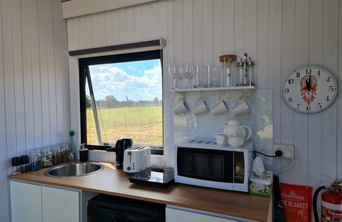 Glan Devon House | Cozy Sunset Retreat with Kitchen & Pet-Friendly Amenities