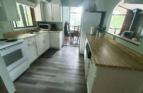 Rosseau Cottage | Unforgettable Sunset Retreat on Lake Rosseau - 10/10 Rated