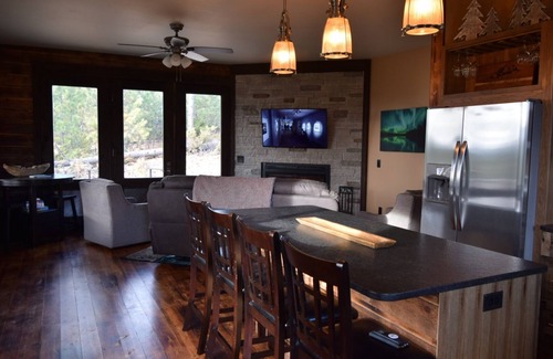 Deadwood Cabin | Unforgettable Sunset Ridge Cabin with Family-Friendly Amenities