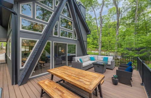 Innsbrook Ski Chalet | Exceptional Sunset Ridge Hideaway with Oceanfront Views