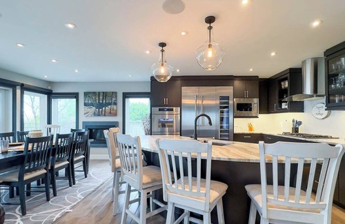 Zurich Cottage | Sunset Ridge Lakefront King bed highend appliances