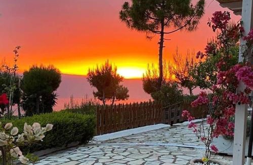 Zalongo Apartment | Pet-Friendly Sunset Riza: 4-Star Stay with Top Reviews