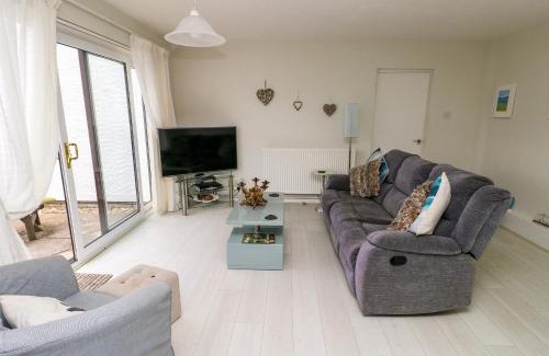 Deganwy Apartment | Discover Sunset Sands: 4-Star Family and Pet-Friendly Escape