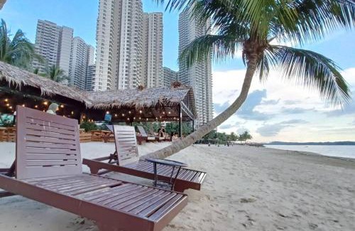 Central District Apartment | Coastal Escape: Sunset Seaside Retreat with Beach Access