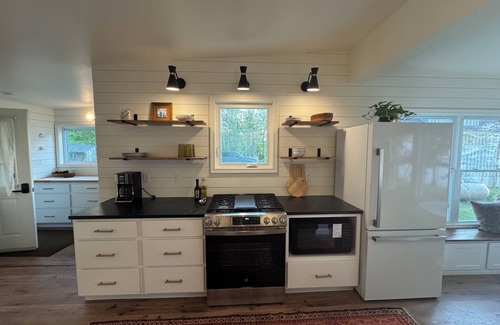 Town of Scriba Cottage | Sunset Serenity: Charming 2-bedroom cottage on picturesque Lake Ontario