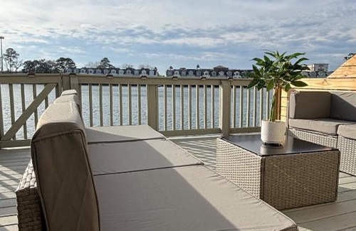 North Charleston House | Sunset Serenity!-Tropical Waterfront Oasis-Huge Private Patio-10Min to KingSt & Beaches