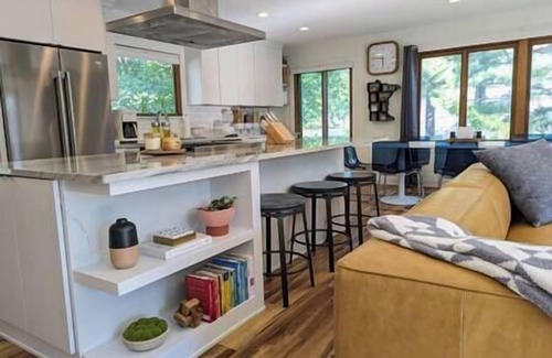 Fridley House | Tranquil Sunset Shores: Family-Friendly River Retreat