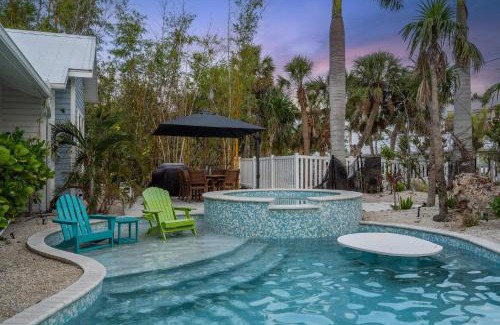 Siesta Key Village House | Unwind at Sunset Splash: 4-Star Pet-Friendly Paradise