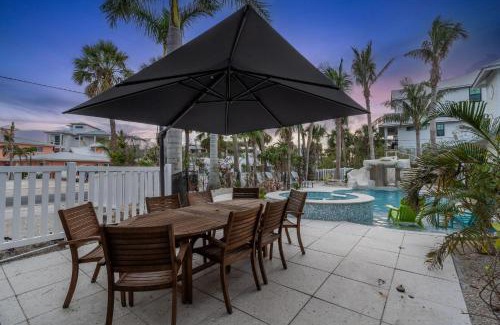 Siesta Key Village House | Unwind at Sunset Splash: 4-Star Pet-Friendly Paradise