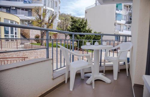 Kosharitsa Apartment | Relax at Sunset Studio in Kosharitsa: Pool, Spa & Gym