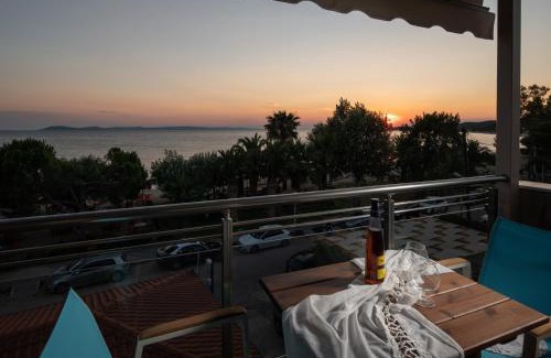 Toroni Apartment | Seaside Suites at Sunset Studios with Ocean View Amenities