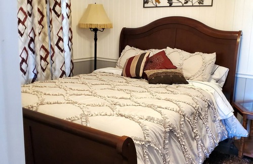 Pikeville Bed & Breakfast | Inviting Sunset Suite at Cascade Inn Near Fall Creek Falls