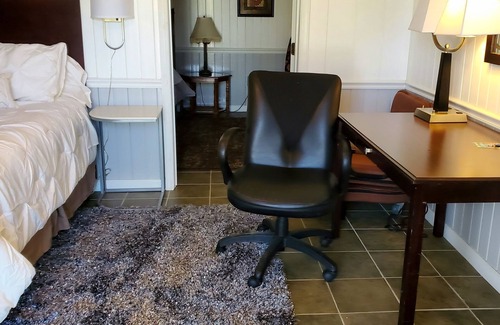Pikeville Bed & Breakfast | Inviting Sunset Suite at Cascade Inn Near Fall Creek Falls