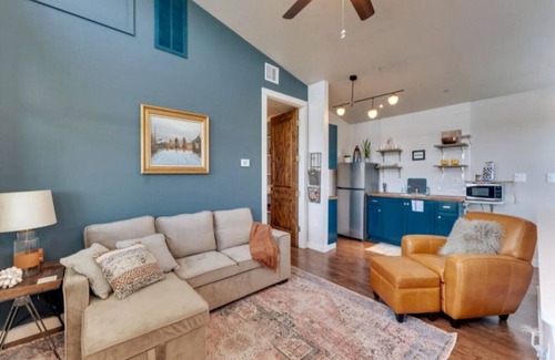 Austin House | Sunset Summit - Scenic Couples Retreat with Spa & Breakfast