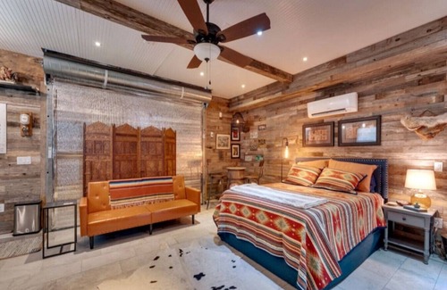 Austin House | Sunset Summit - Scenic Couples Retreat with Spa & Breakfast