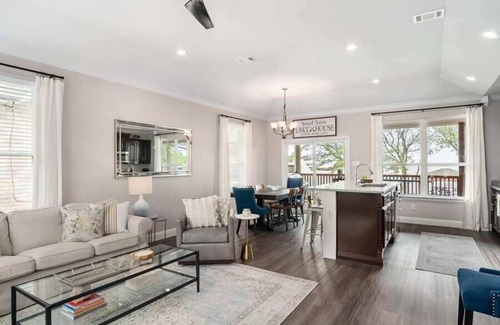 Gun Barrel City House | Lakefront Retreat with Pool, Hot Tub & Top-Rated Service