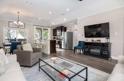 Gun Barrel City House | Lakefront Retreat with Pool, Hot Tub & Top-Rated Service