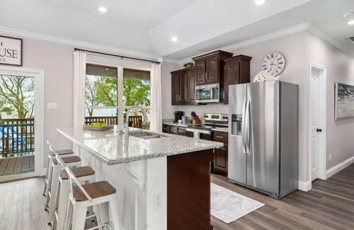 Gun Barrel City House | Lakefront Retreat with Pool, Hot Tub & Top-Rated Service